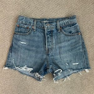 Levi’s wedgie shorts distressed
